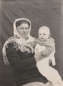 На долгую память папиный от мамы и сыночка.Сыну пошол 6 месяц. х/с Коминтерн от жены мужу 18/5-52 года Форощук